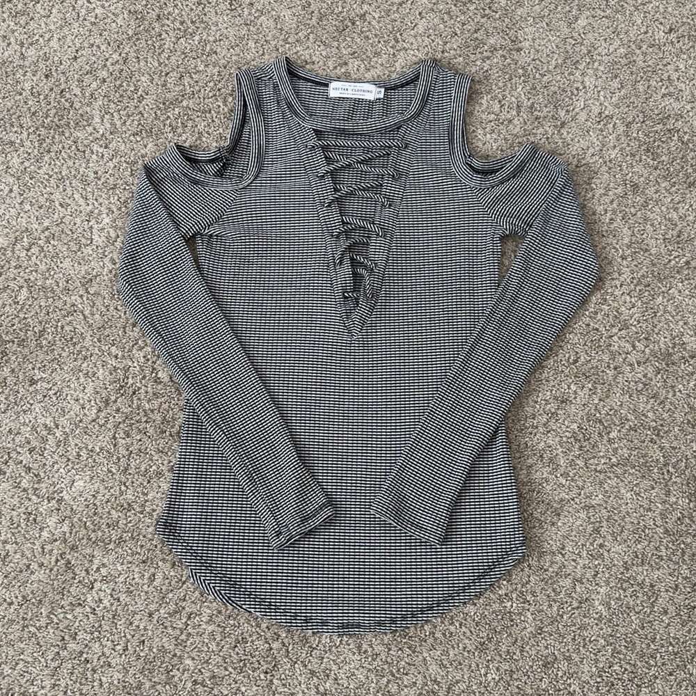 Nectar Clothing criss cross cold shoulder long sleeve shirt top size small